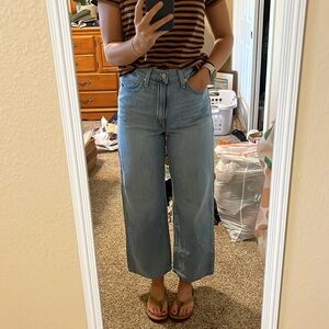 Full length high waisted straight light wash levi’s!